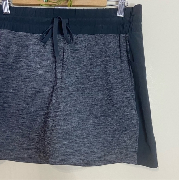 Athleta Excursion Hybrid Mid-Rise Tennis Skort in Dark and Heathered Gray Sz S - Picture 3 of 9